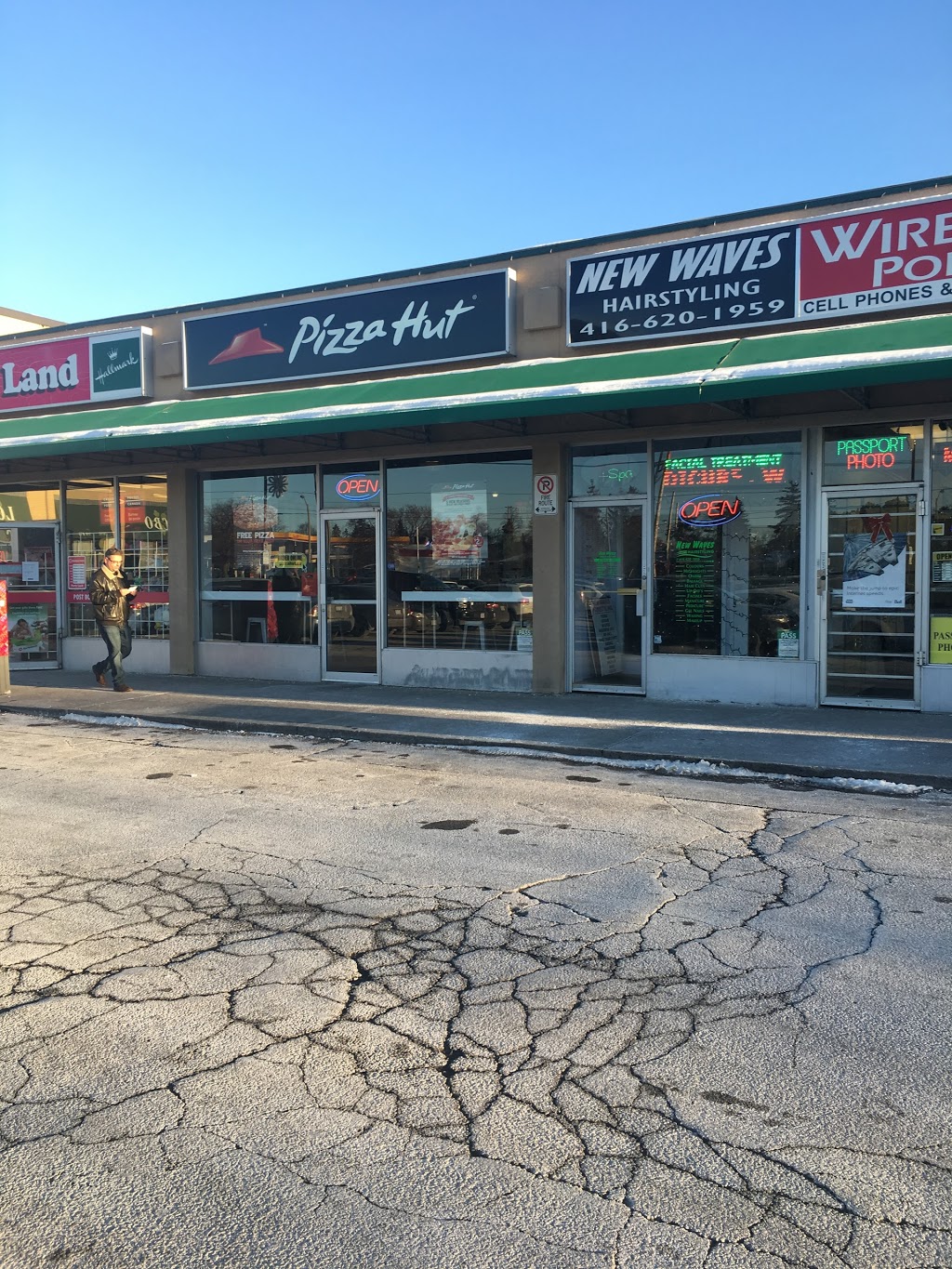 Pizza Hut | 666 Burnhamthorpe Rd, Etobicoke, ON M9C 2Z3, Canada | Phone: (416) 622-3669