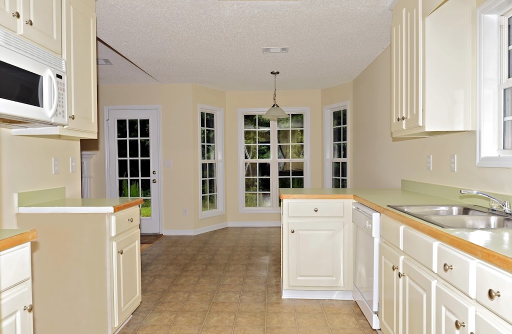 In and Out Painters | 39 Parkcrest Dr, Scarborough, ON M1M 3S5, Canada | Phone: (437) 218-9400