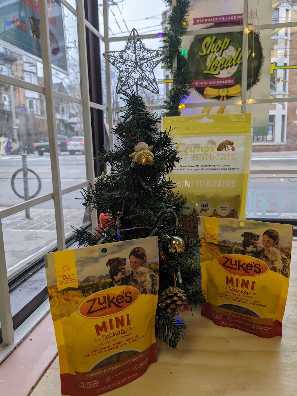 Parkdale Pet Foods | 1556 Queen St W, Toronto, ON M6R 1A6, Canada | Phone: (416) 534-8188