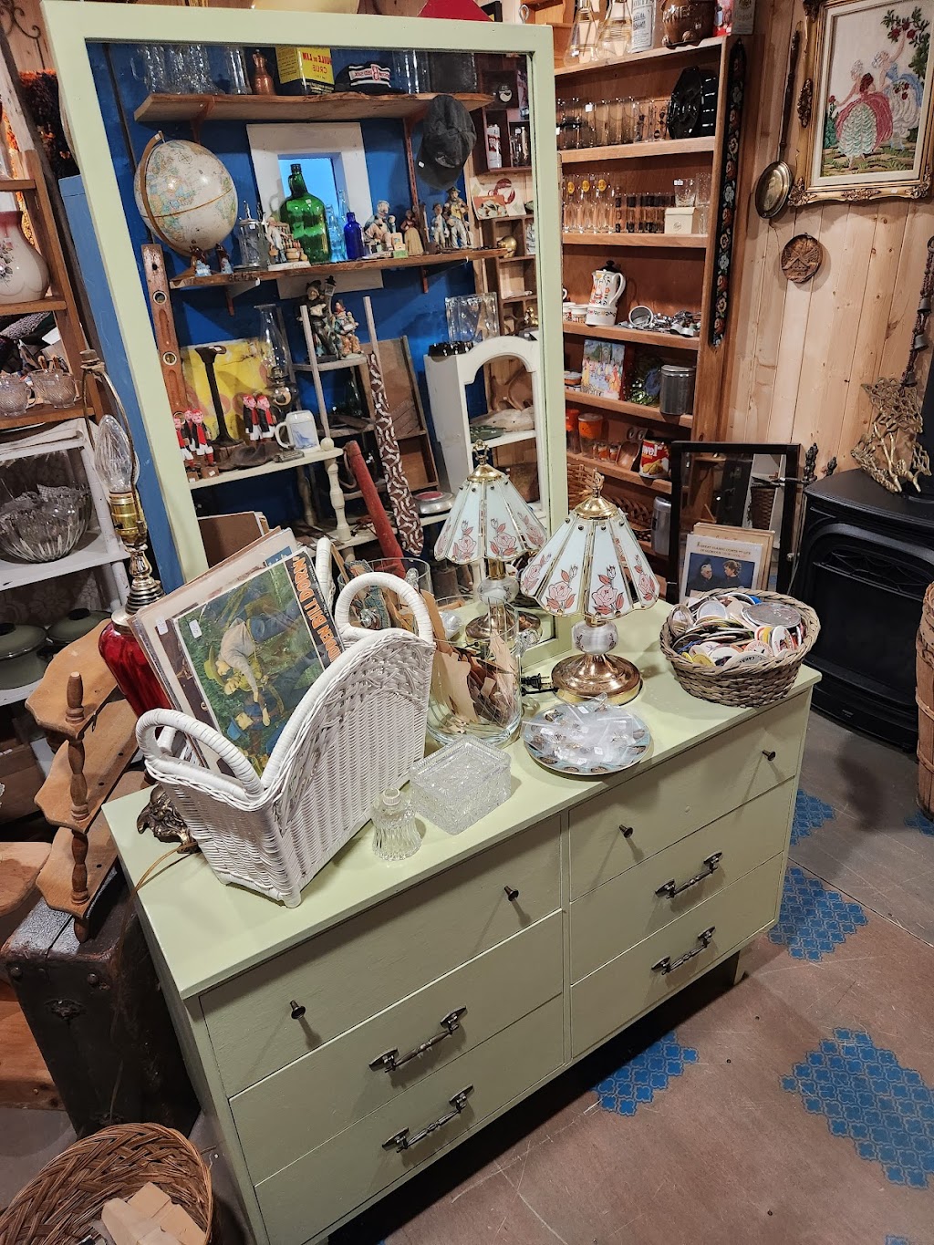 Vintage Colour Furniture and Decor | 559 Chem. Leblanc, Saint-Andre-LeBlanc, NB E4P 6B2, Canada | Phone: (506) 312-0728