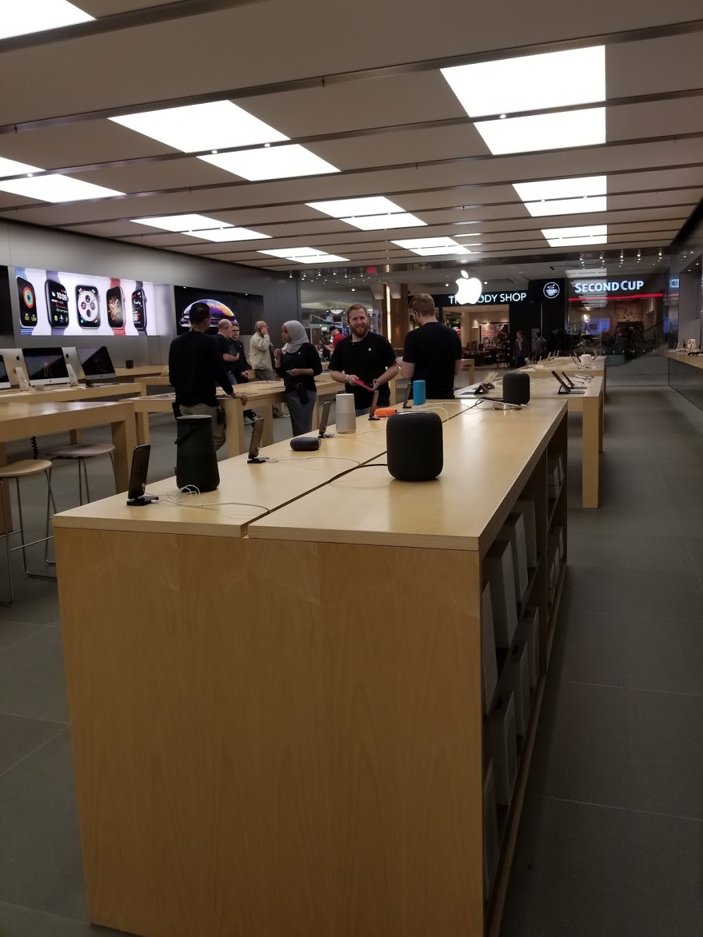 Apple Bayshore Shopping Centre | 100 Bayshore Dr, Nepean, ON K2B 8C1, Canada | Phone: (613) 288-7950
