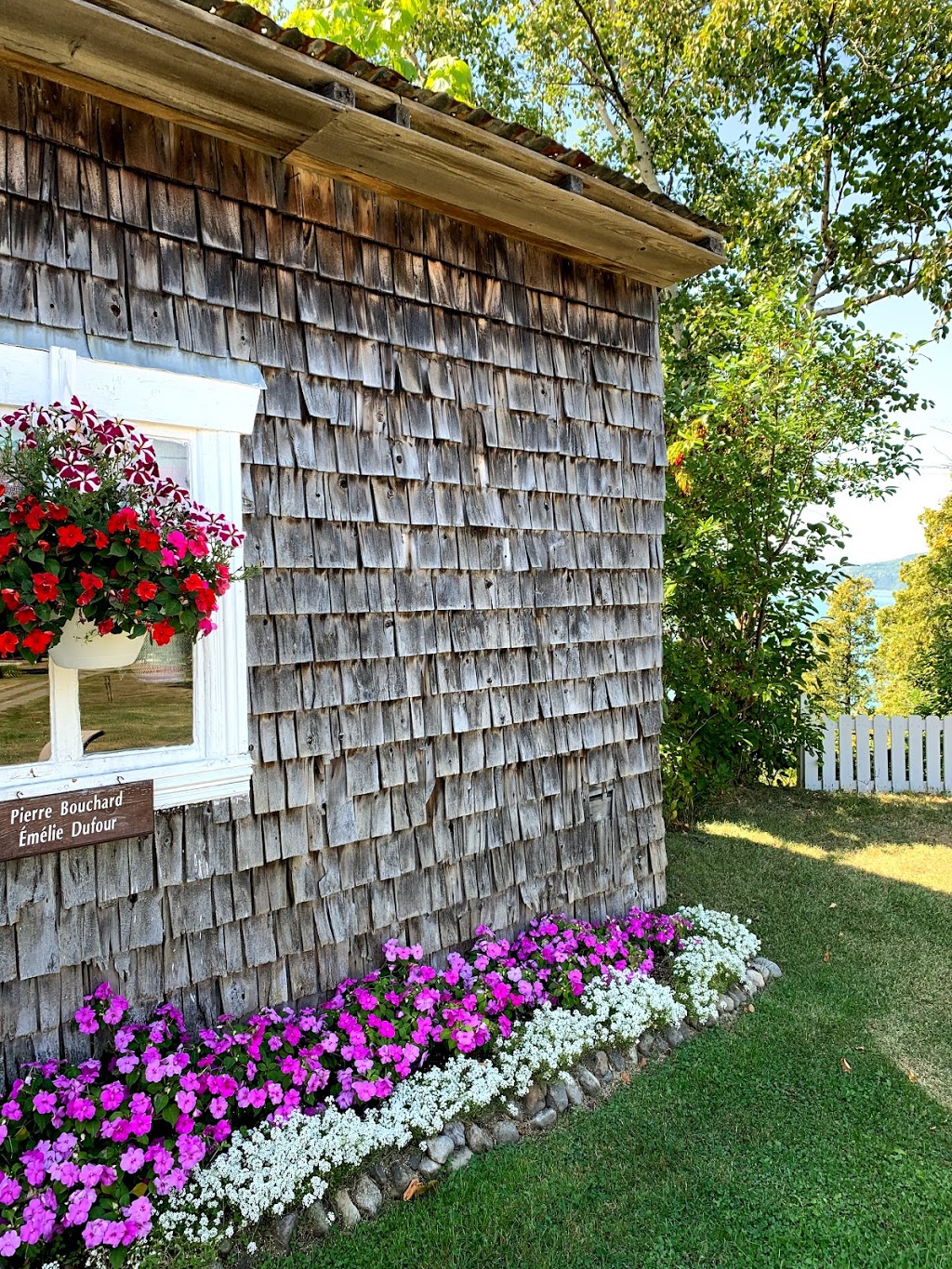 Hôtel du Capitaine | 3031 Chemin des Coudriers, La Baleine, QC G0A 2A0, Canada | Phone: (888) 520-2242