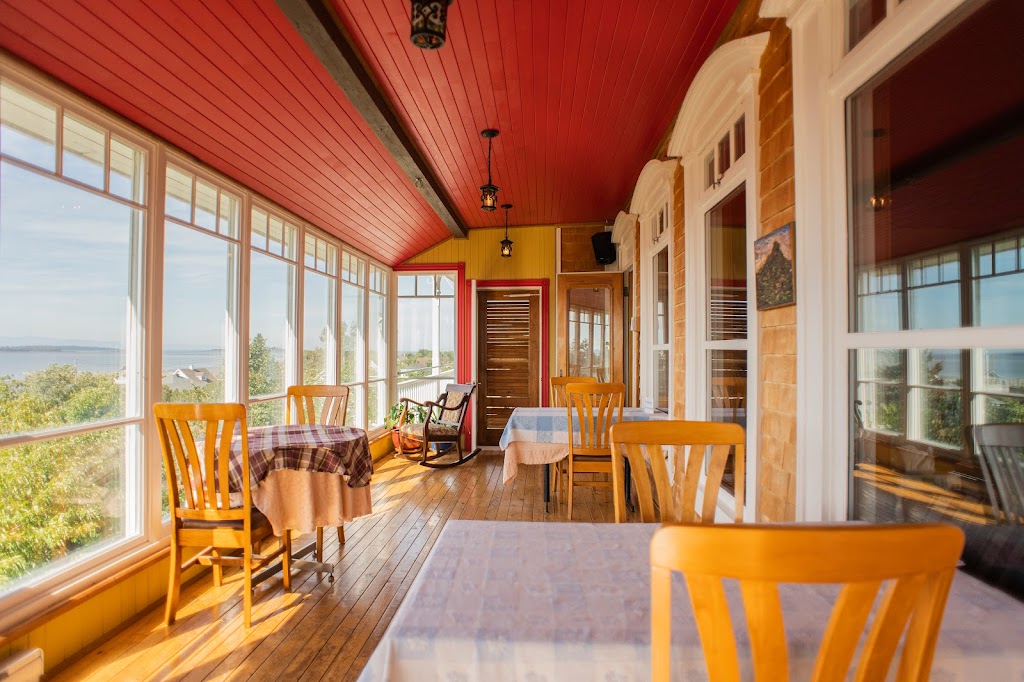 La maison aux coquillages | 168 Av. Morel, Kamouraska, QC G0L 1M0, Canada | Phone: (418) 308-1844