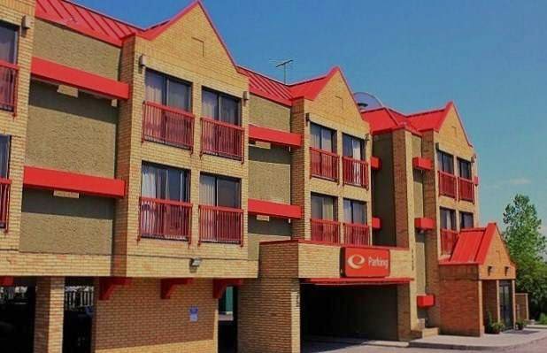 Econo Lodge Causeway Bay | 4420 16 Ave NW, Calgary, AB T3B 0M4, Canada | Phone: (403) 288-7115
