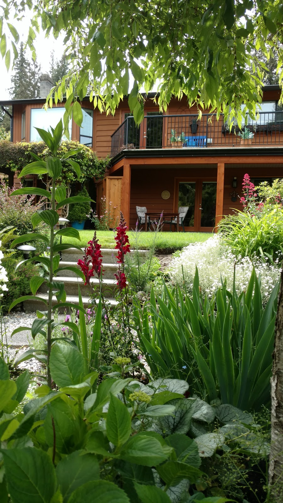 Nestledown Bed & Breakfast | 7655 Eureka Ave, Halfmoon Bay, BC V0N 1Y1, Canada | Phone: (604) 885-5570