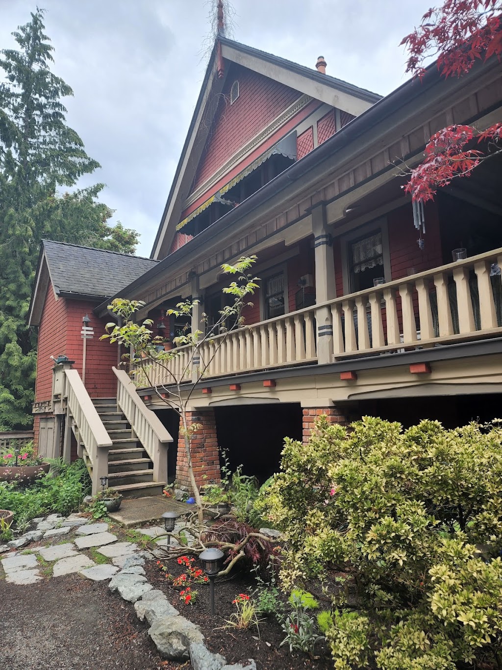 Hummingbird Gardens B&B | 3847 Fearn Way, Ladysmith, BC V9G 1K7, Canada | Phone: (778) 269-4866