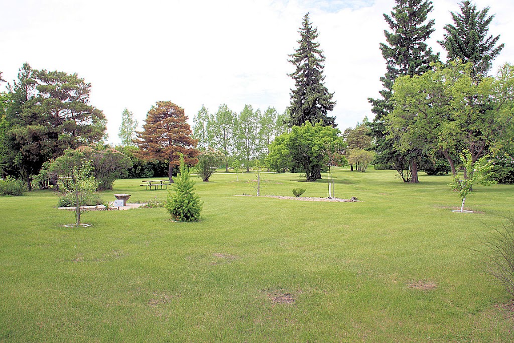 Pine Lodge | 211 Otterloo St, Indian Head, SK S0G 2K0, Canada | Phone: (306) 695-2251