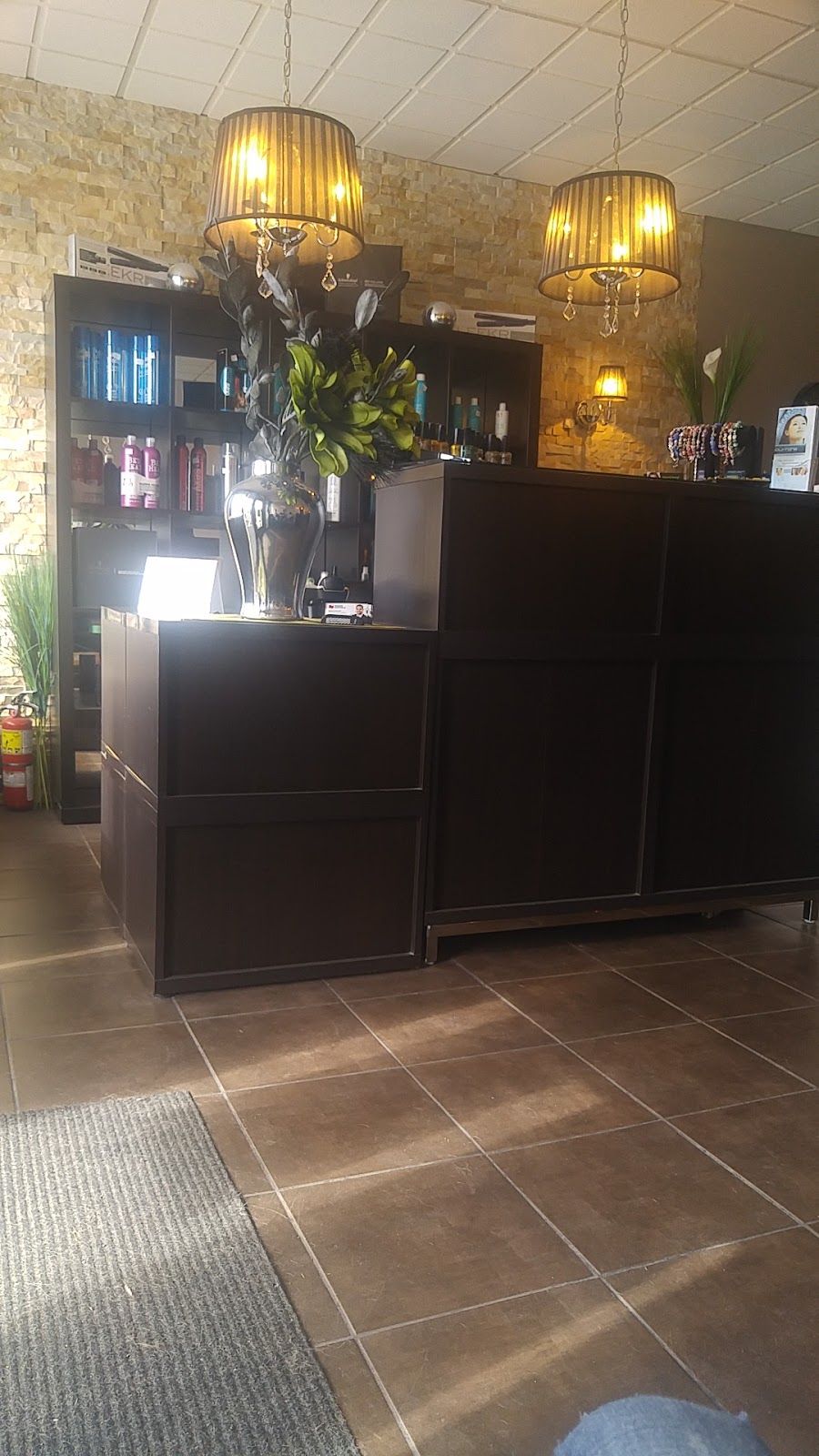 Salon Chantal | 303, rue Notre-Dame, Gatineau, QC J8P 1K9, Canada | Phone: (819) 643-4979