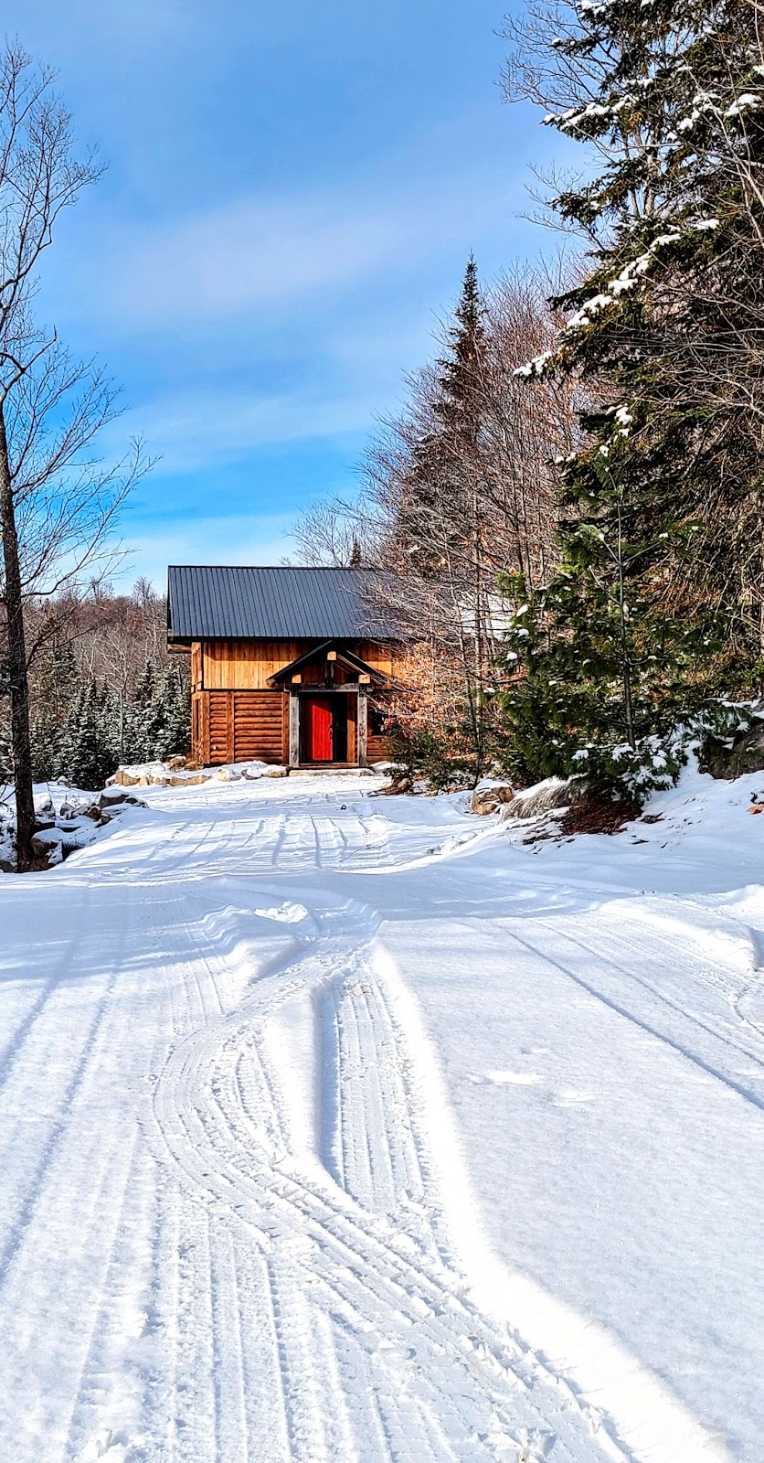 Chalet de la Porte Rouge | 978 Chem. des Montfortains, Wentworth-Nord, QC J0T 1Y0, Canada | Phone: (514) 836-3876