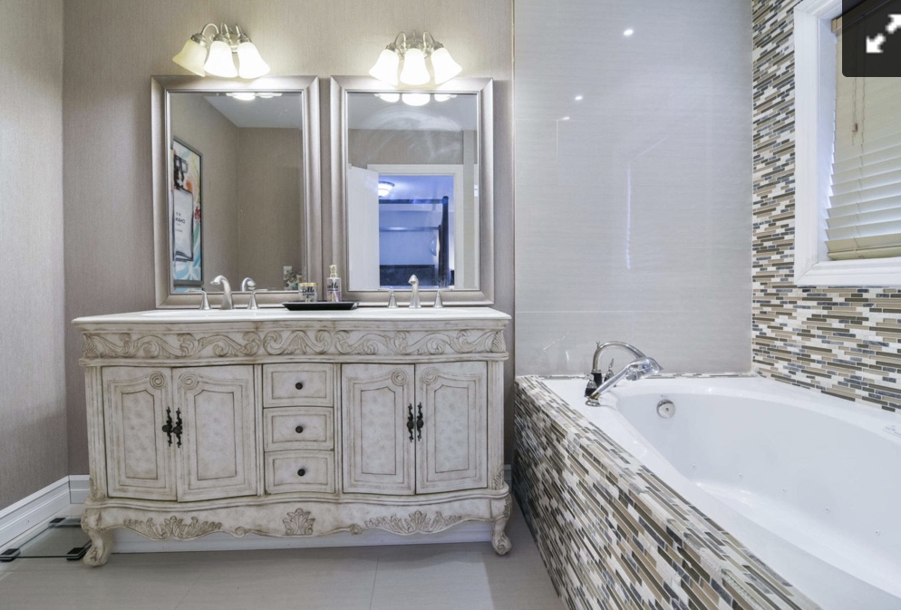 Izza khan | Real Estate Agent Mississauga | 3533 Eglinton Ave W, Mississauga, ON L5M 7T3, Canada | Phone: (647) 894-4992