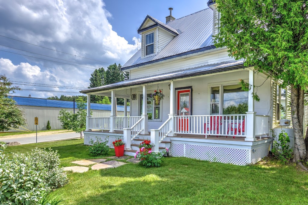 St. Donat Real Estate: Suzanne Houle | 754 Rue Principale, Saint-Donat-de-Montcalm, QC J0T 2C0, Canada | Phone: (819) 323-8900