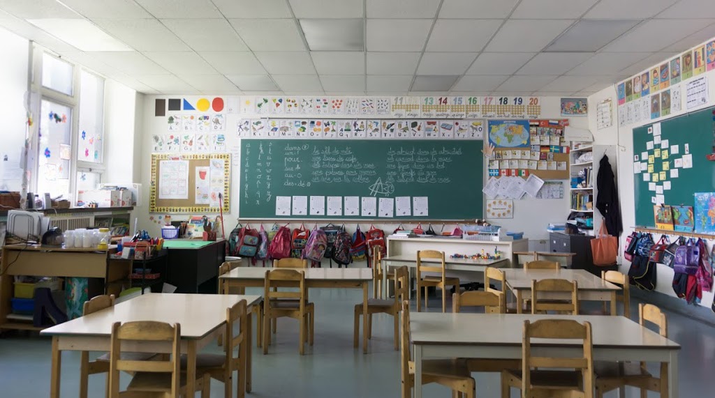 École Charles Perrault (Laval) | 1750 Boulevard de la Concorde, Laval, QC H7G 2E7, Canada | Phone: (450) 975-2233