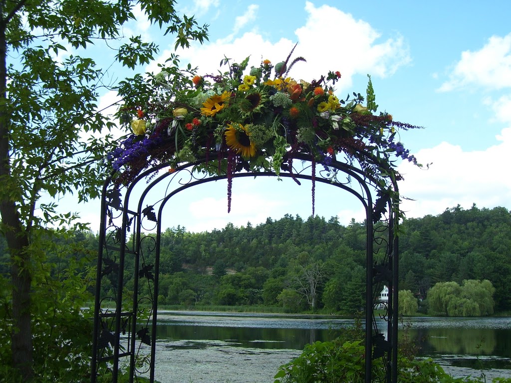 Hidden Garden Floral Designs | 7 Drummond St, Newboro, ON K0G 1P0, Canada | Phone: (613) 272-0358
