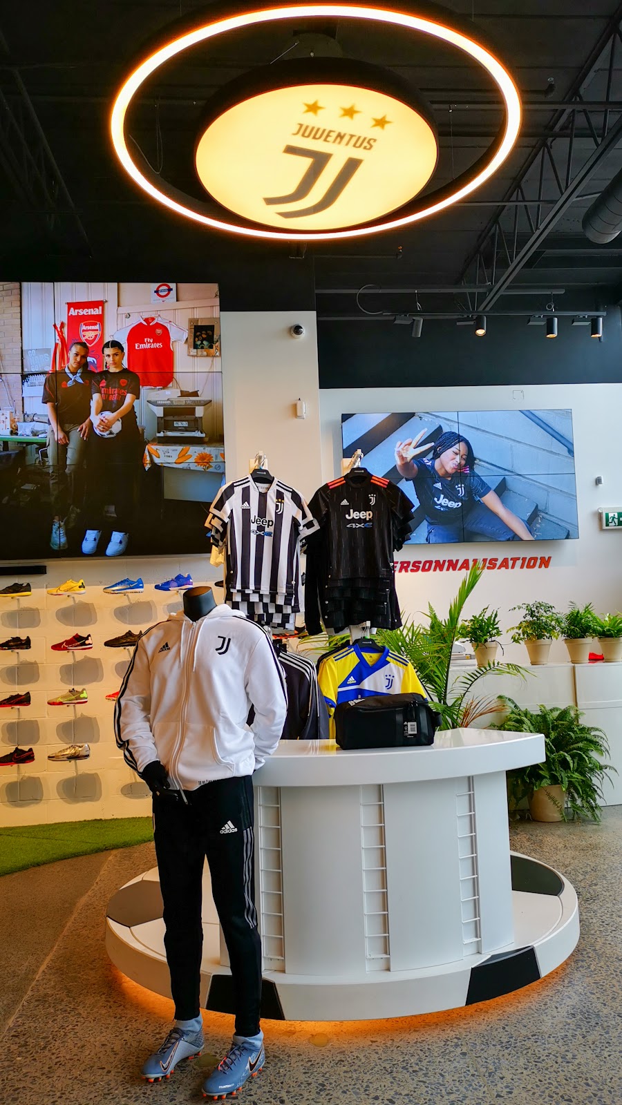Premium Soccer | 7135 Rte Transcanadienne, Saint-Laurent, QC H4T 1A2, Canada | Phone: (514) 956-1000