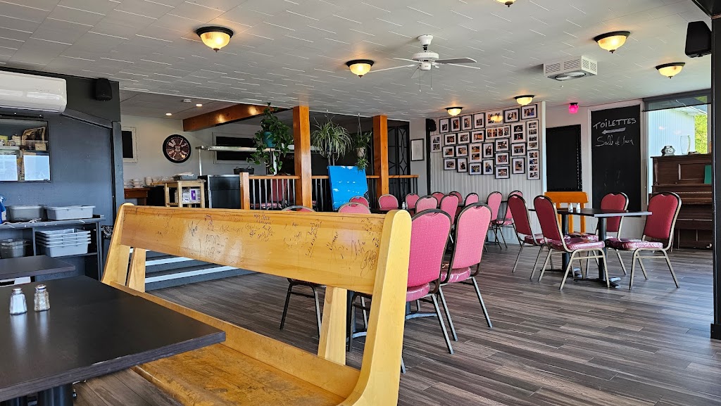 Le Bateau | 246 Rue des Forgerons, Tadoussac, QC G0T 2A0, Canada | Phone: (418) 235-4427