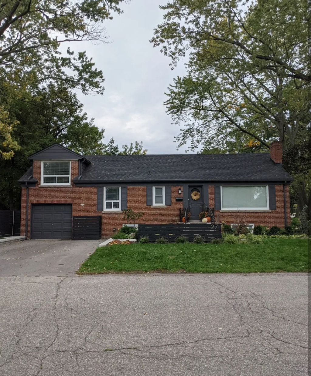 A Smiling Painter | 964 Dundas St W, Toronto, ON M6J 1W5, Canada | Phone: (416) 414-9477
