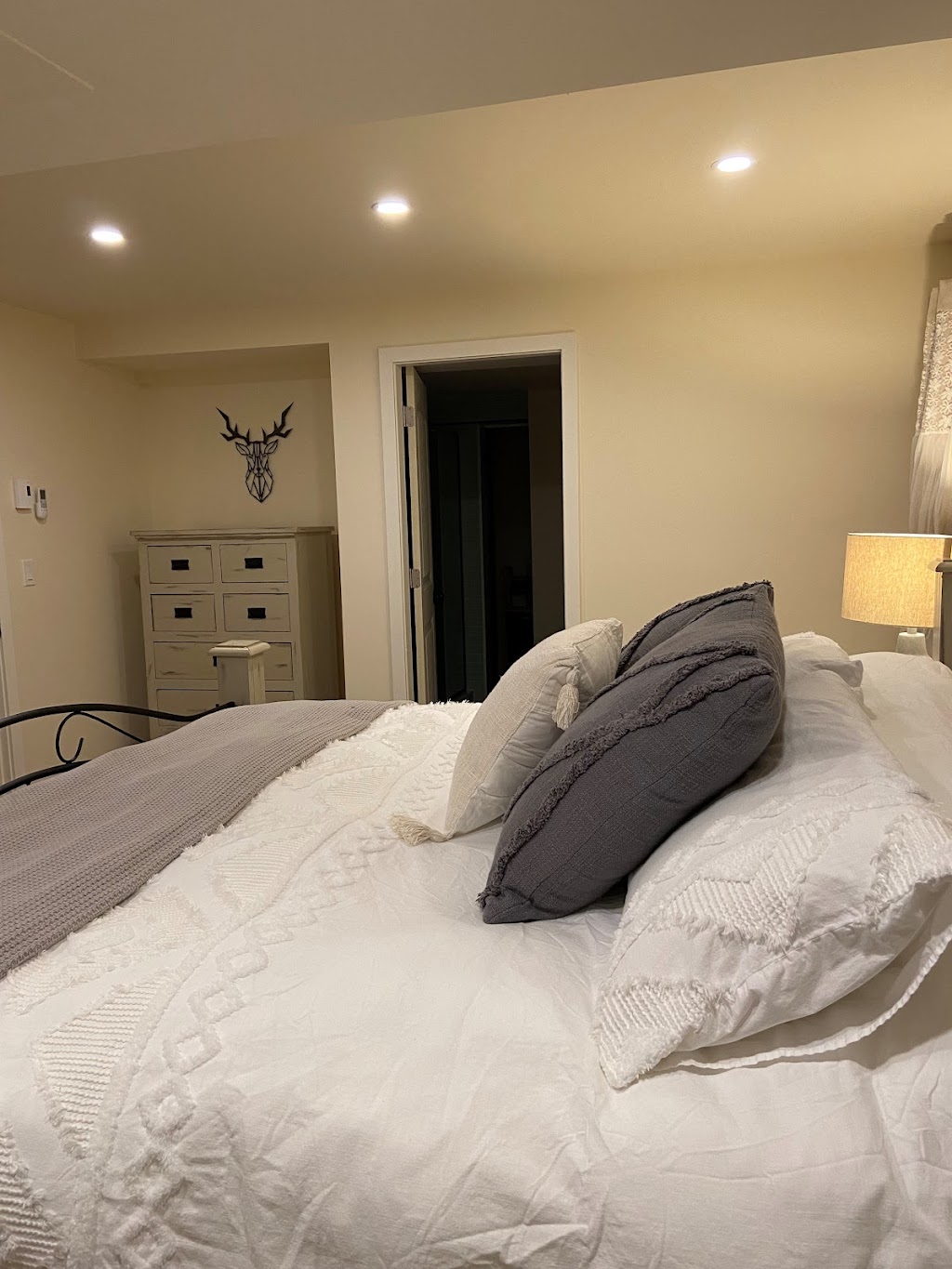 New Moon Lodge | 3782 Privateers Rd, Pender Island, BC V0N 2M2, Canada | Phone: (250) 222-7379