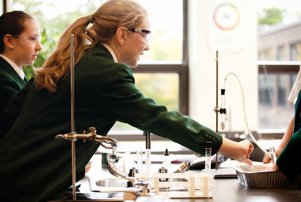 Miss Edgars & Miss Cramps School | 525 Avenue Mount Pleasant, Westmount, QC H3Y 3H6, Canada | Phone: (514) 935-6357