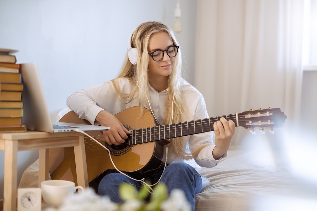 Guitar & Harmonica Lessons | 110 Inverlochy Blvd #601, Thornhill, ON L3T 3R6, Canada | Phone: (647) 676-6744