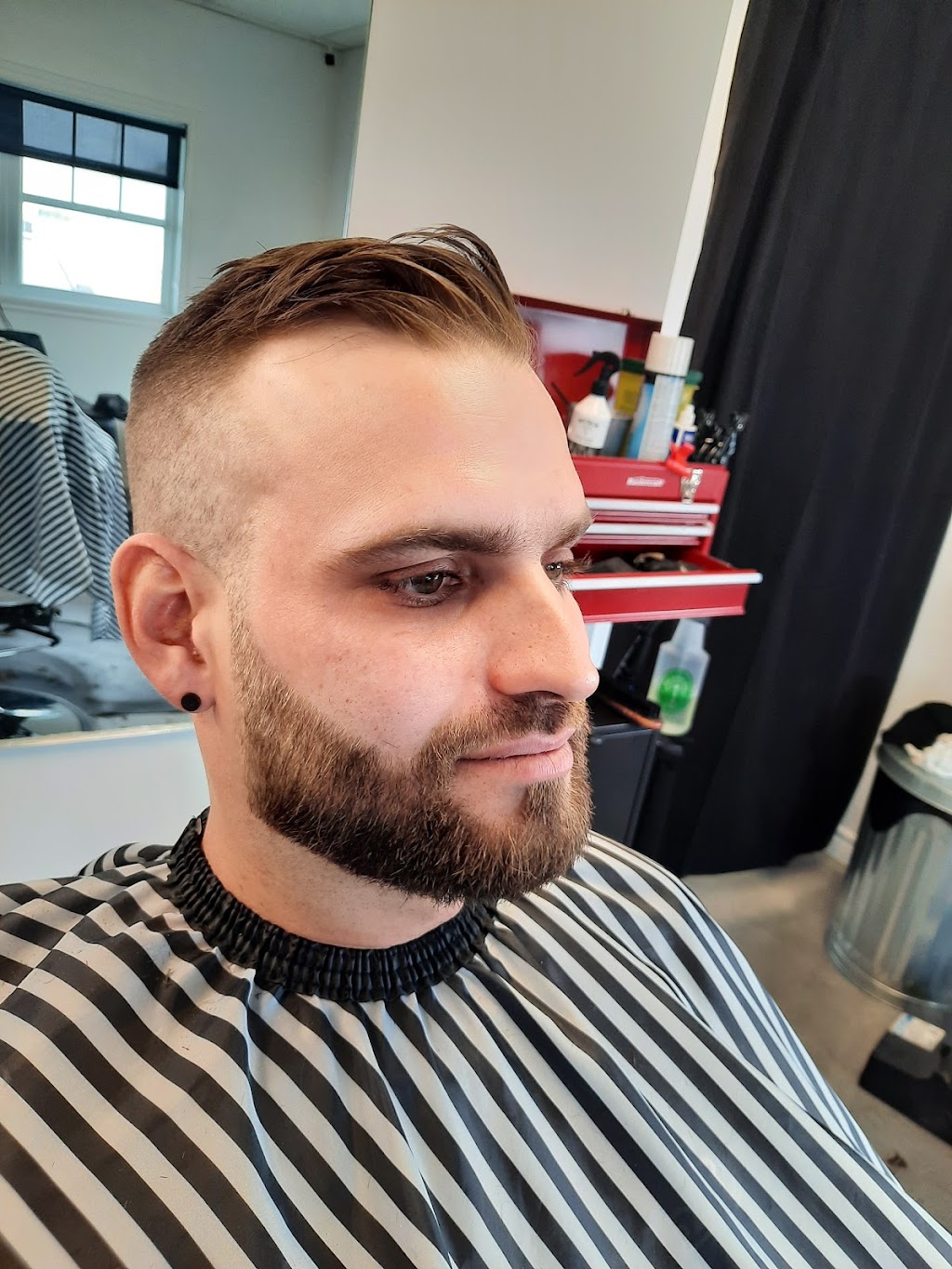 Barbier lunité335 | 403 Rue Saint-Isidore, Saint-Lin - Laurentides, QC J5M 2V1, Canada | Phone: (438) 882-6230