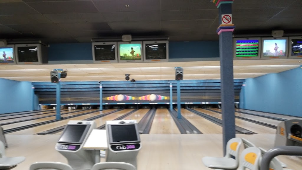 Club 300 Longueuil Bowling Quilles & Karaoké | 1626 Boulevard Taschereau, LeMoyne, QC J4P 3M9, Canada | Phone: (450) 671-7892