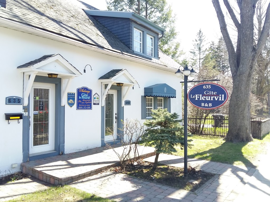Auberge Gîte Le FleurvilB & B | 635 Rue des Ursulines, Trois-Rivières, QC G9A 5B3, Canada | Phone: (819) 372-5195