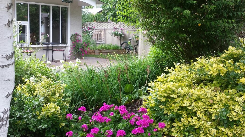 At The Beach Bed and Breakfast | 1904 McDougall St, Kelowna, BC V1Y 1A2, Canada | Phone: (250) 470-9493