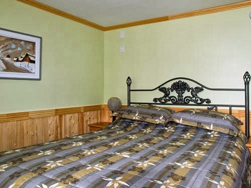 Auberge Maison Robertson | 1645 Rue Ouiatchouan, Mashteuiatsh, QC G0W 2H0, Canada | Phone: (418) 275-8375