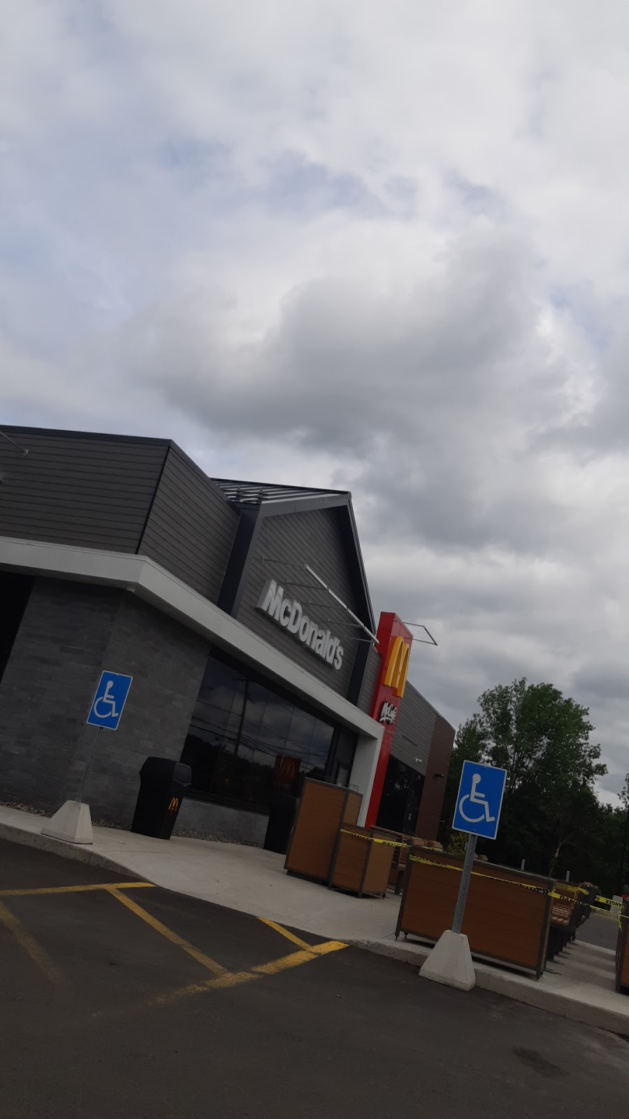 McDonalds | 2638 Boulevard du Curé-Labelle, Prévost, QC J0R 1T0, Canada | Phone: (450) 224-4788