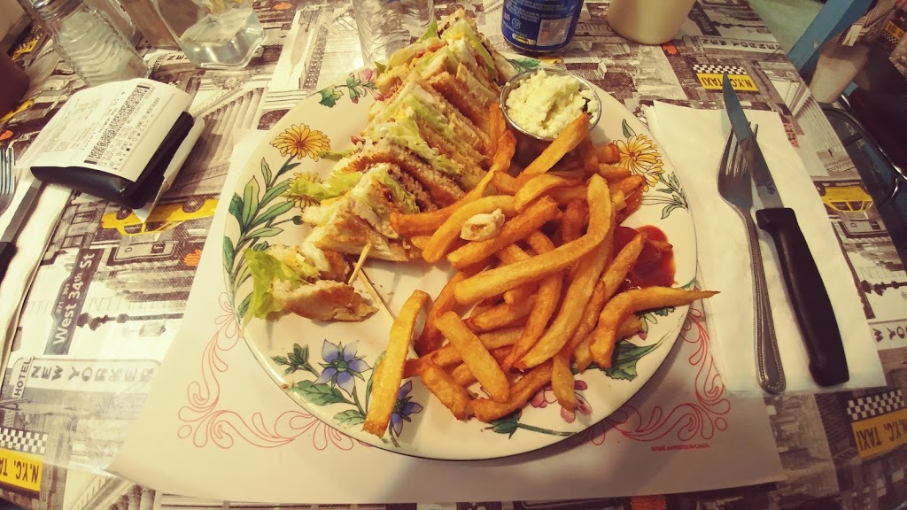 Casse-Croute-Bouffe Des Chutes | 142 Rue du Pont, Notre-Dame-de-Montauban, QC G0X 1W0, Canada | Phone: (418) 336-3261