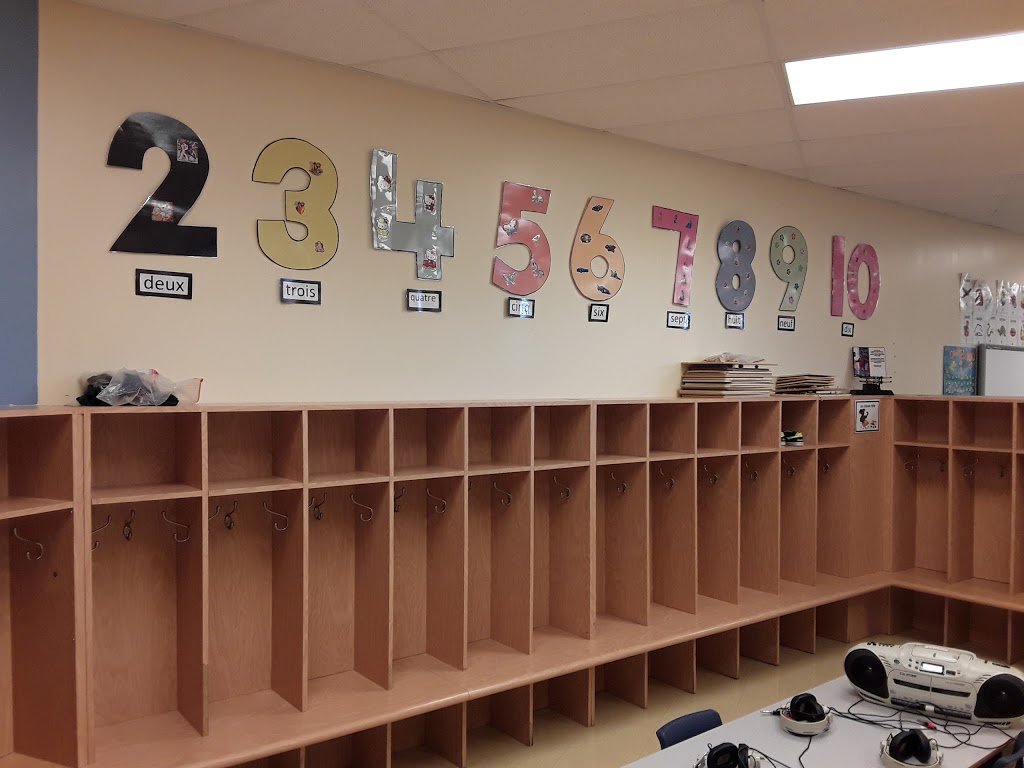 École élémentaire catholique Reine-des-Bois | 1450 Duford Dr, Orléans, ON K1E 1E6, Canada | Phone: (613) 744-8647
