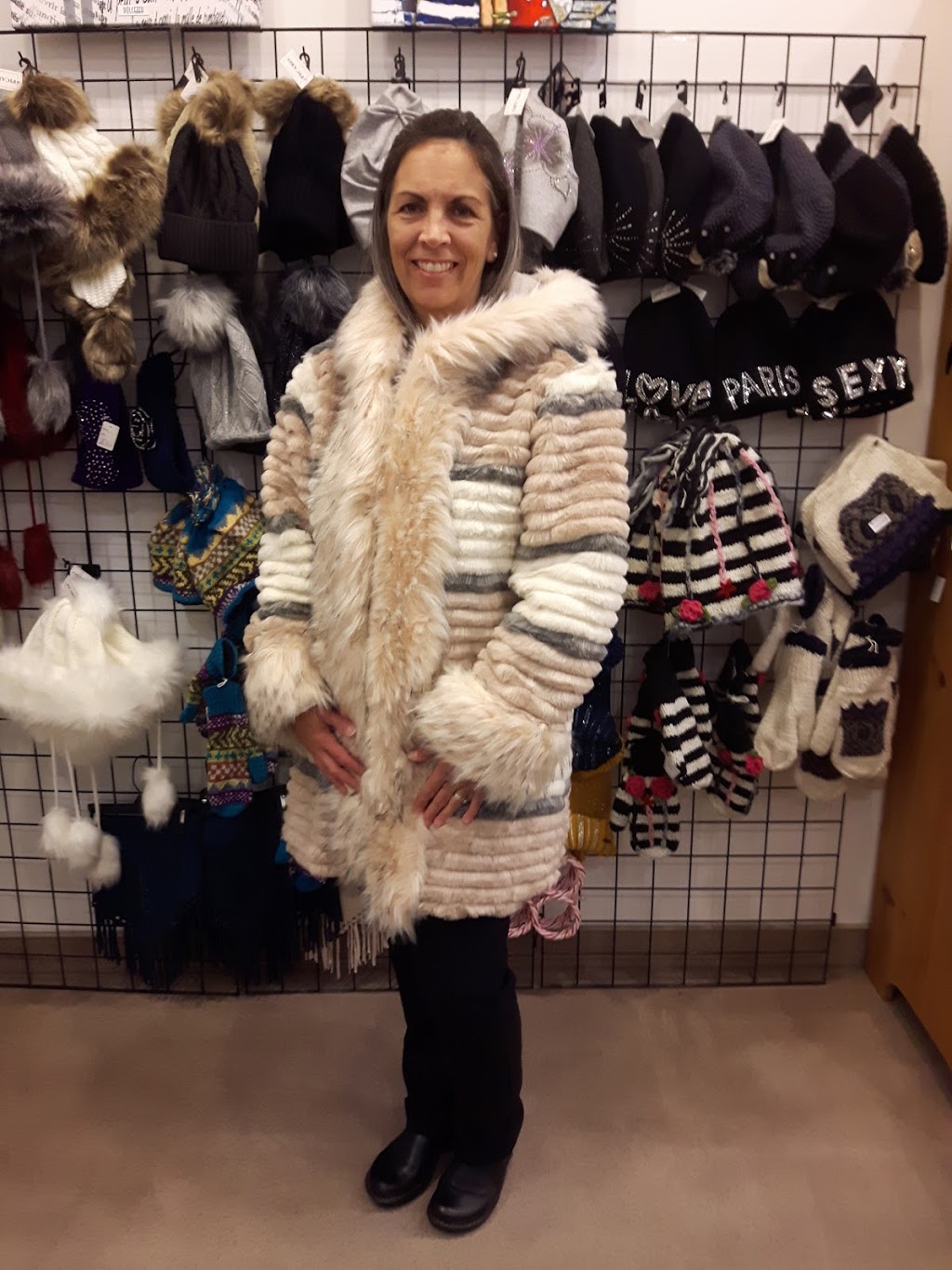 Sherrys Ladies Fashion And Accessories | 417 Wellington St #106, St Thomas, ON N5R 5J5, Canada | Phone: (519) 631-1966