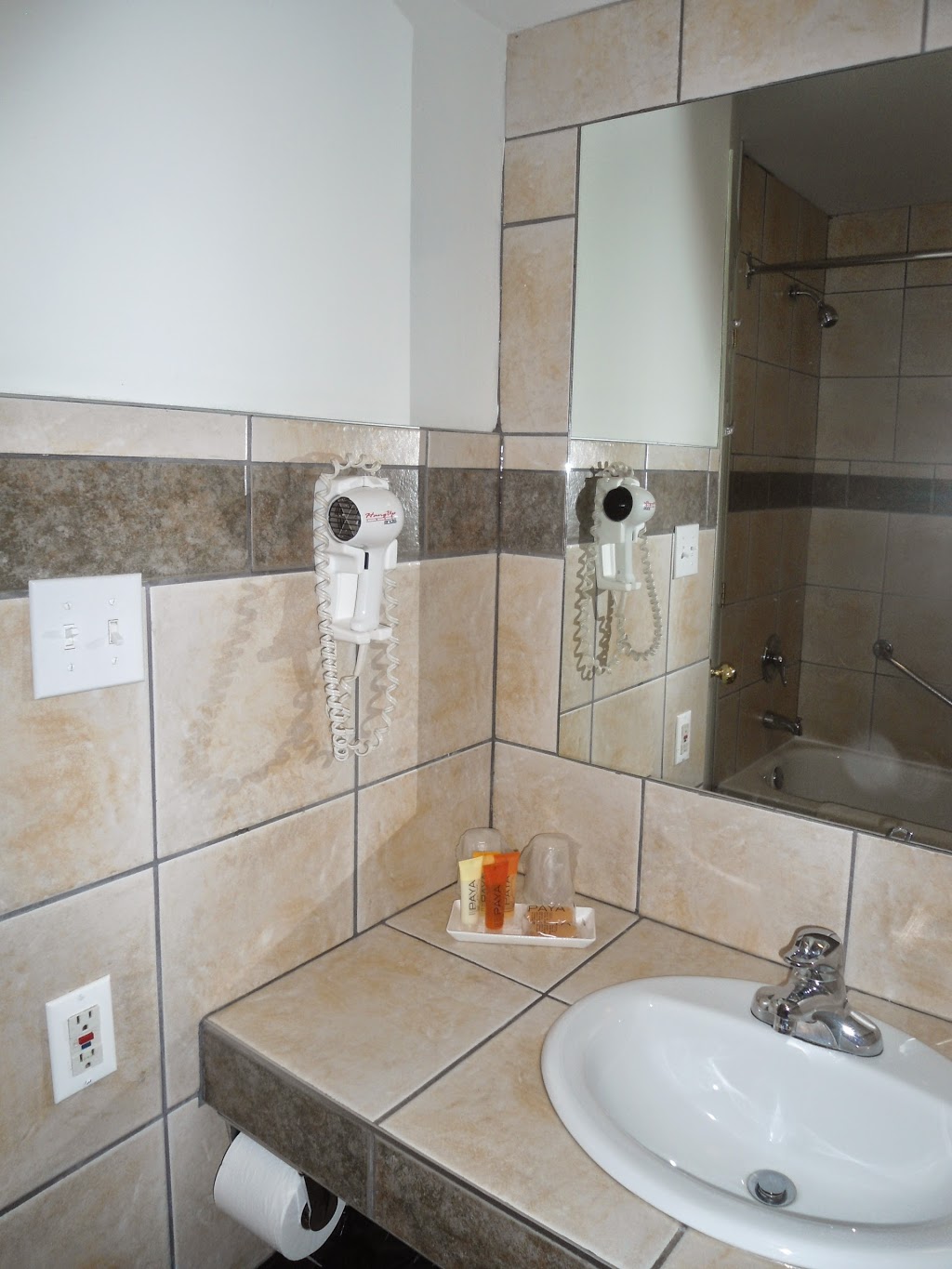 Motel Le Refuge | 43 Rue Queen, Sherbrooke, QC J1M 1J2, Canada | Phone: (819) 564-9005