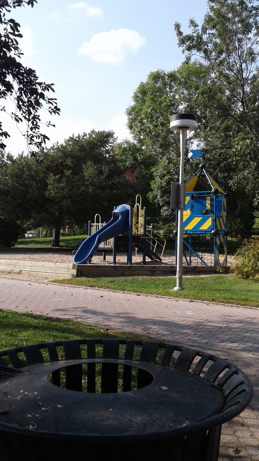 Parc Aimé-Caron | 700 Rue Muir, Saint-Laurent, QC H4L 5N5, Canada | Phone: (514) 855-6123