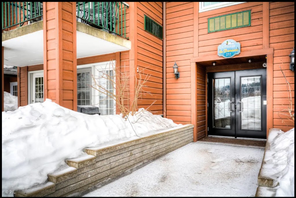 Chambre Deluxe | 252 Chem. du Lac-Millette, Saint-Sauveur, QC J0R 1R3, Canada | Phone: (514) 889-4412