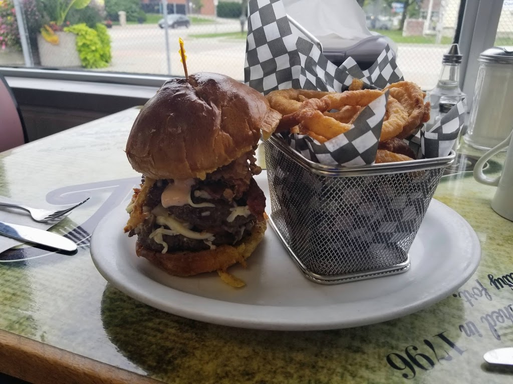 Marias Restaurant | 131 Sandwich St S, Amherstburg, ON N9V 1Z9, Canada | Phone: (519) 736-4000