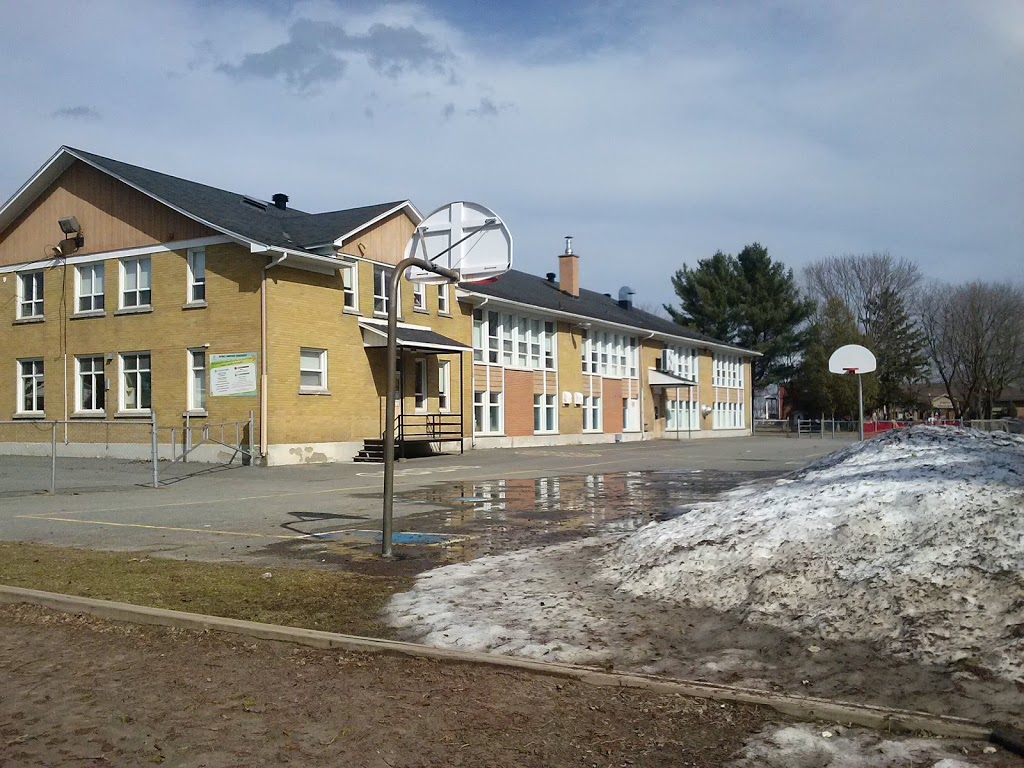 École Amédée-Boisvert | 1147 Rue du Couvent, Saint-Albert, QC J0A 1E0, Canada | Phone: (819) 353-2284