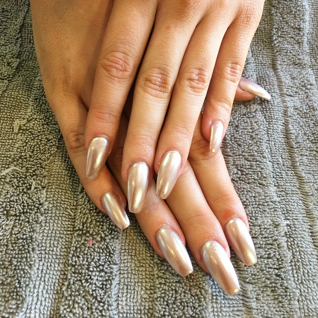 LASHES & NAILS | 110 Parent Ave, Ottawa, ON K1N 7B4, Canada | Phone: (613) 562-3333