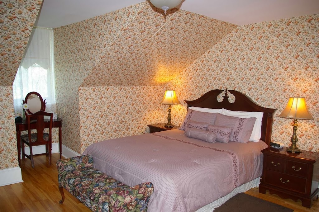 Dawson House Bed & Breakfast | 122 N River Rd, Charlottetown, PE C1A 3K8, Canada | Phone: (902) 628-3886