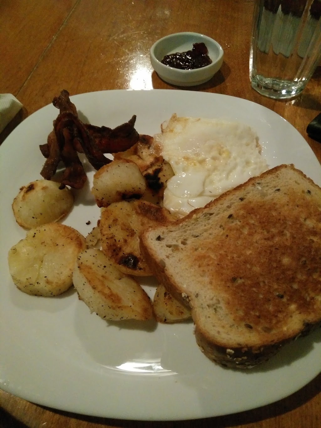 The Lions Den Cafe | 651 E 15th Ave, Vancouver, BC V5T 2R6, Canada | Phone: (604) 873-4555