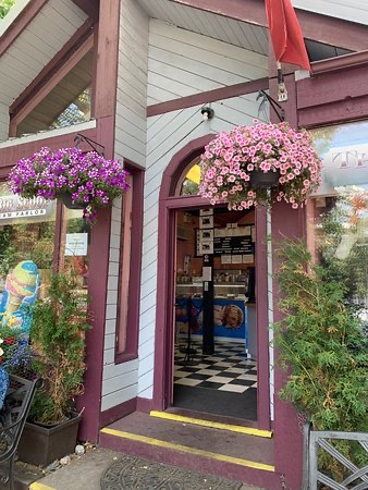 Big Scoop Ice Cream Parlor | 114 Waterton Ave Mainstreet, Waterton Park, AB T0K 2M0, Canada | Phone: (403) 859-2346
