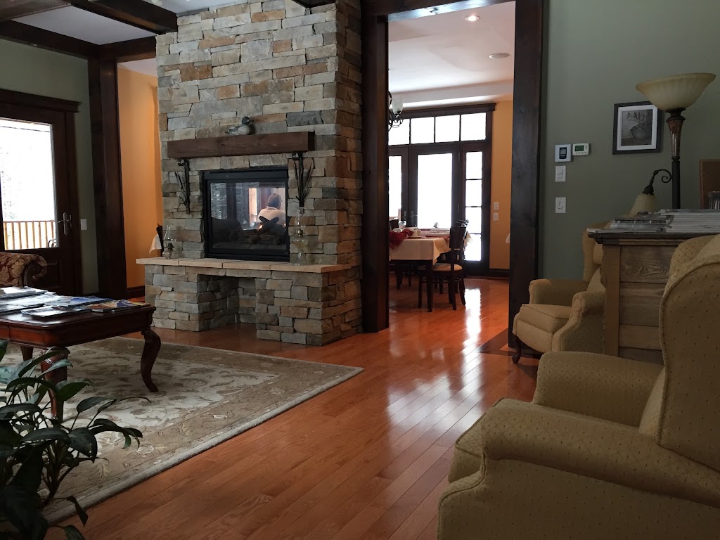 Au Petit Marigot | 90 Chemin Clément, Mont-Tremblant, QC J8E 1N8, Canada | Phone: (819) 425-9691