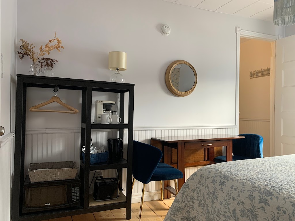 Maison Charles Edmond | 54 Rue Principale, Grandes-Bergeronnes, QC G0T 1G0, Canada | Phone: (418) 955-1264