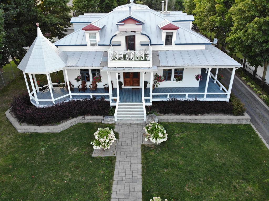 La maison blanche | 151 Rue Grenier, Laurierville, QC G0S 1P0, Canada | Phone: (819) 291-1013