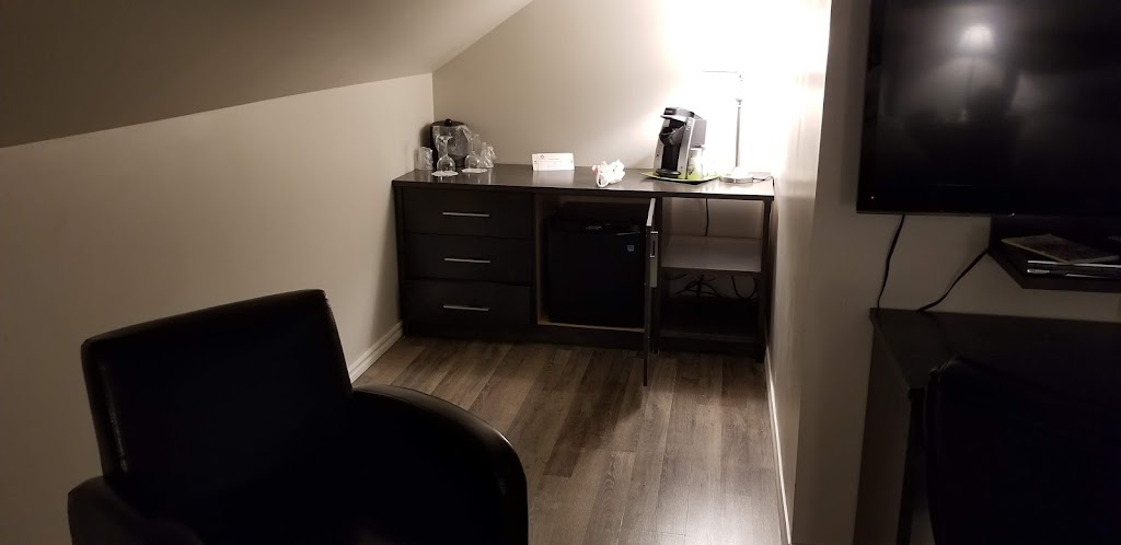 Hôtel Manoir Roberval | 19 Bd de lAnse, Roberval, QC G8H 1Z1, Canada | Phone: (418) 275-7422