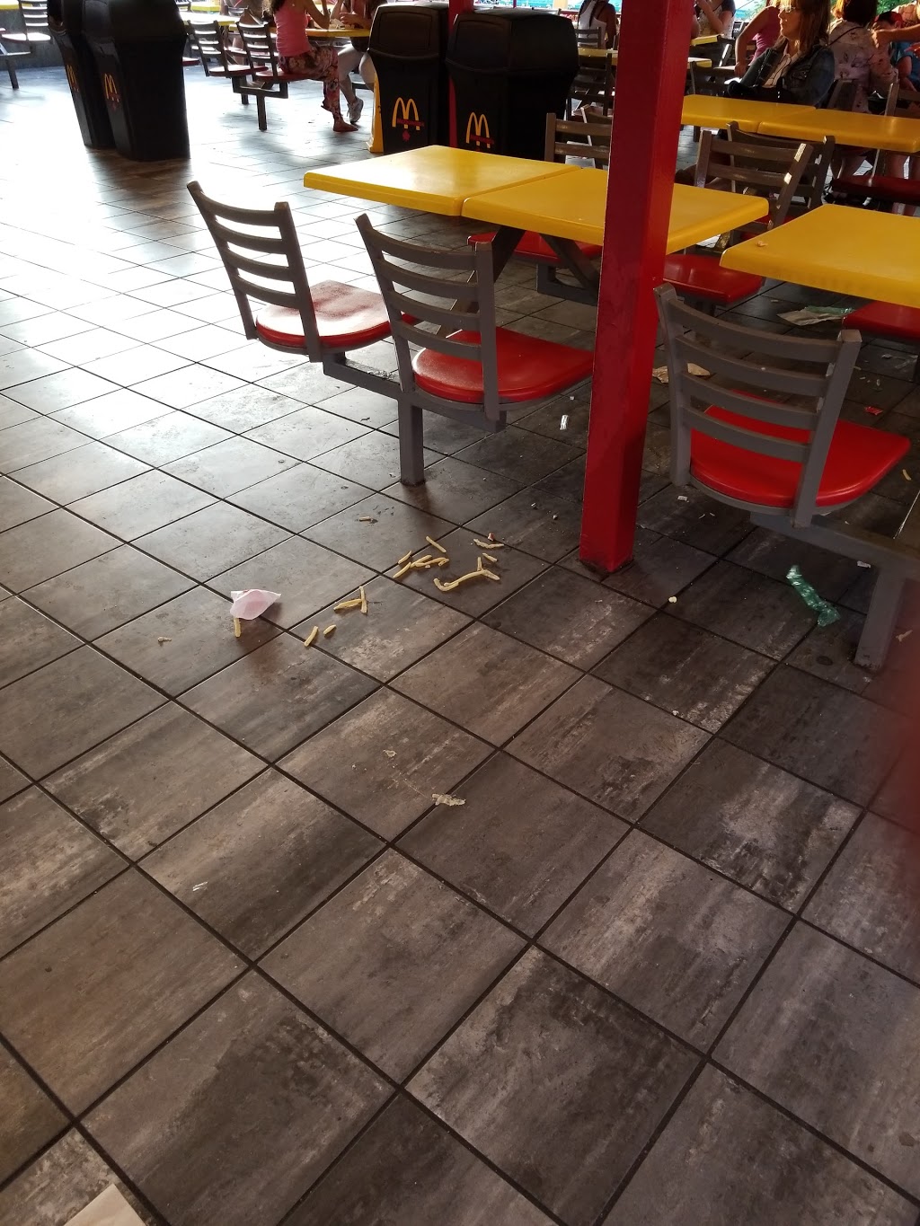 McDonalds | Conc. 0-208, Monde Des Petits, La Ronde, Montreal, QC H3C 1A9, Canada | Phone: (514) 393-9171