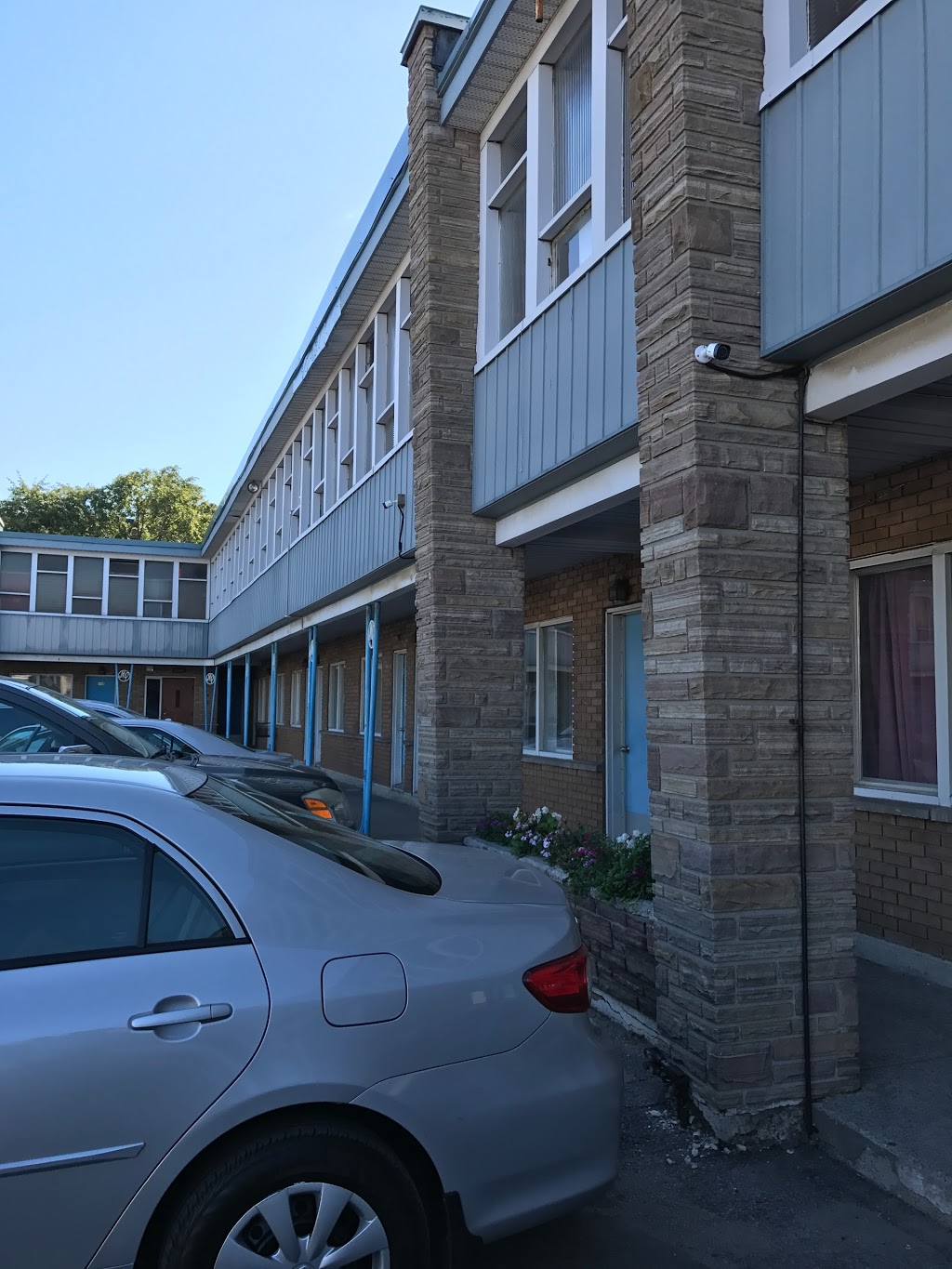 Motel Pierre | 2375 Boulevard Marcel-Laurin, Saint-Laurent, QC H4R 1K4, Canada | Phone: (514) 332-3060