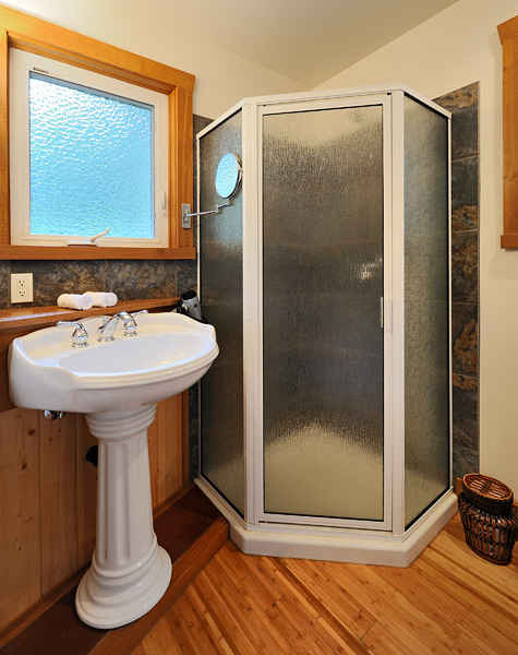 Moon Dance Vacation - The Cabin & The Perch | 5761 Mount Daniel View Rd, Madeira Park, BC V0N 2H1, Canada | Phone: (604) 841-5805