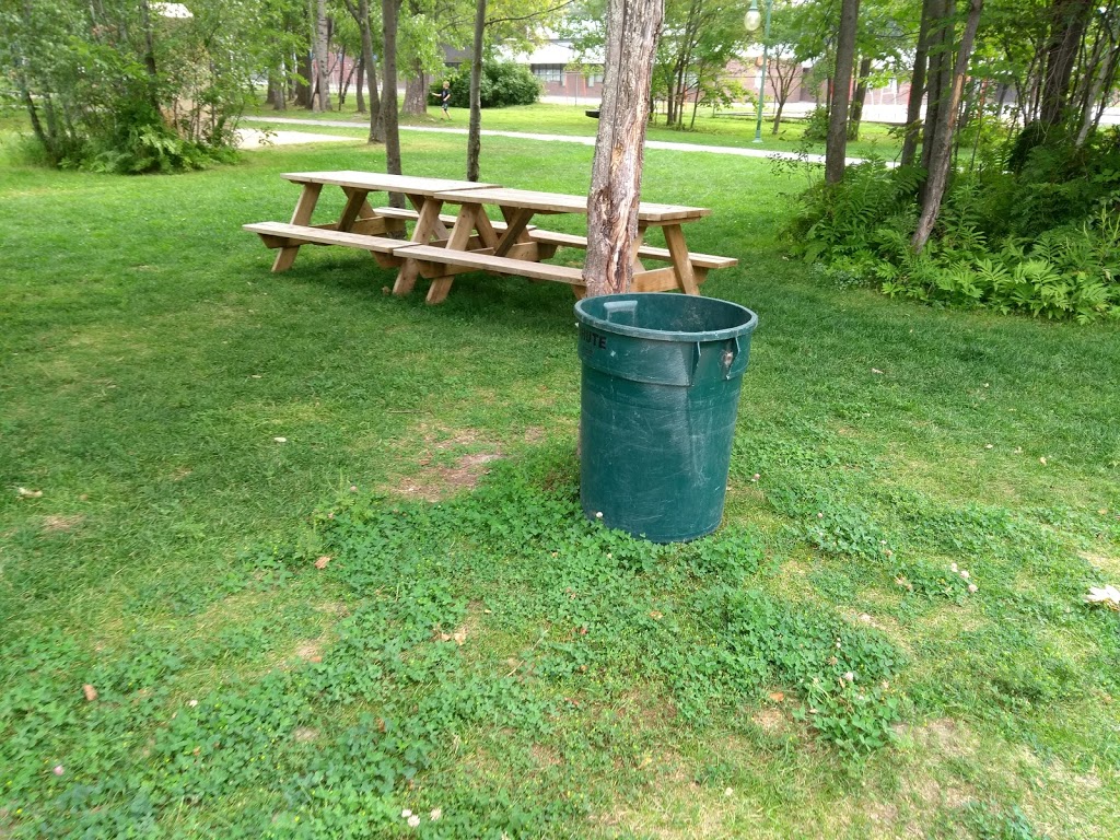 Parc du Rucher-jeux Deau | 1268 Avenue de la Grande Allée, Mascouche, QC J7L 1R9, Canada | Phone: (450) 474-4133