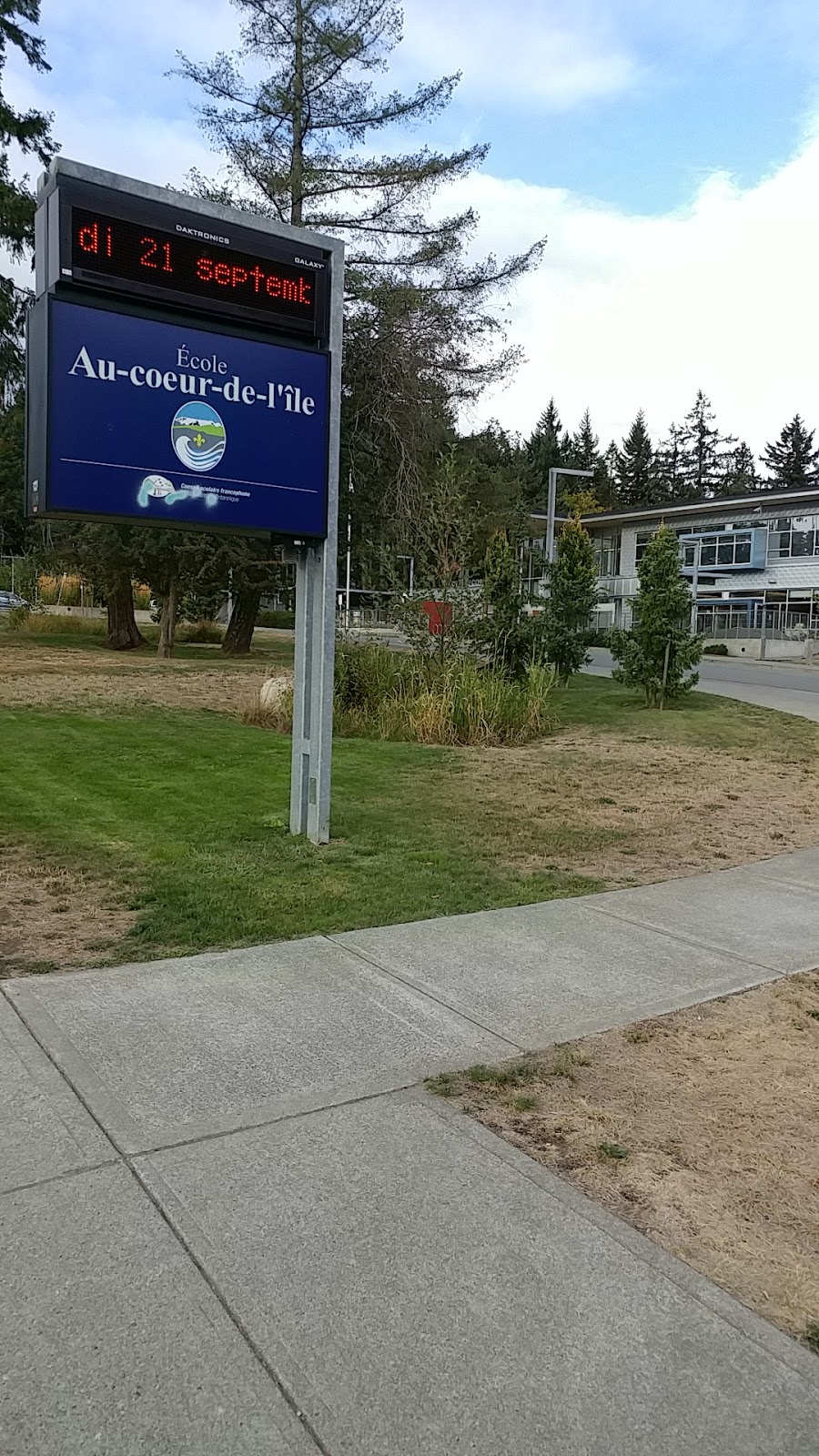 École Au coeur de lîle | 566 Linshart Rd, Comox, BC V9M 2K8, Canada | Phone: (250) 339-1848